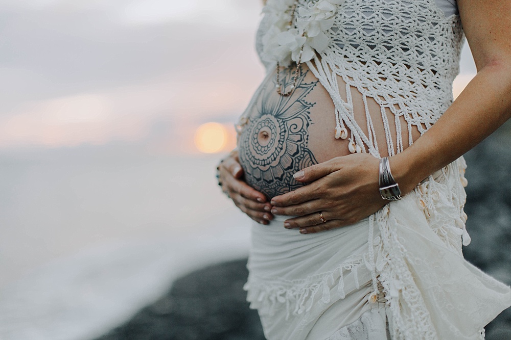 maui maternity photographer cadencia captures henna on the belly in hawaii.
