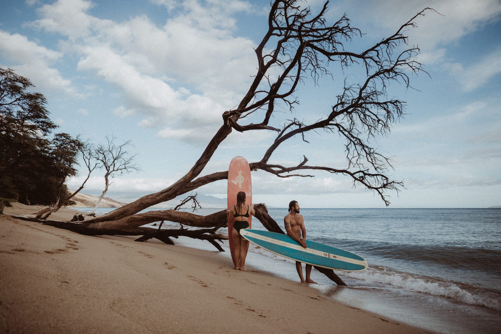 surf couple photography on maui