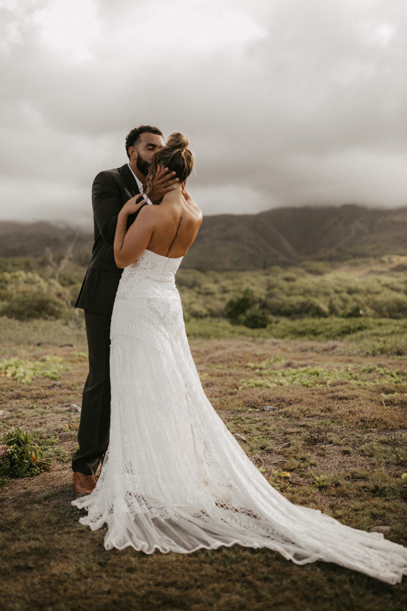 bride and groom kissing at waihee costal dunes during elopement